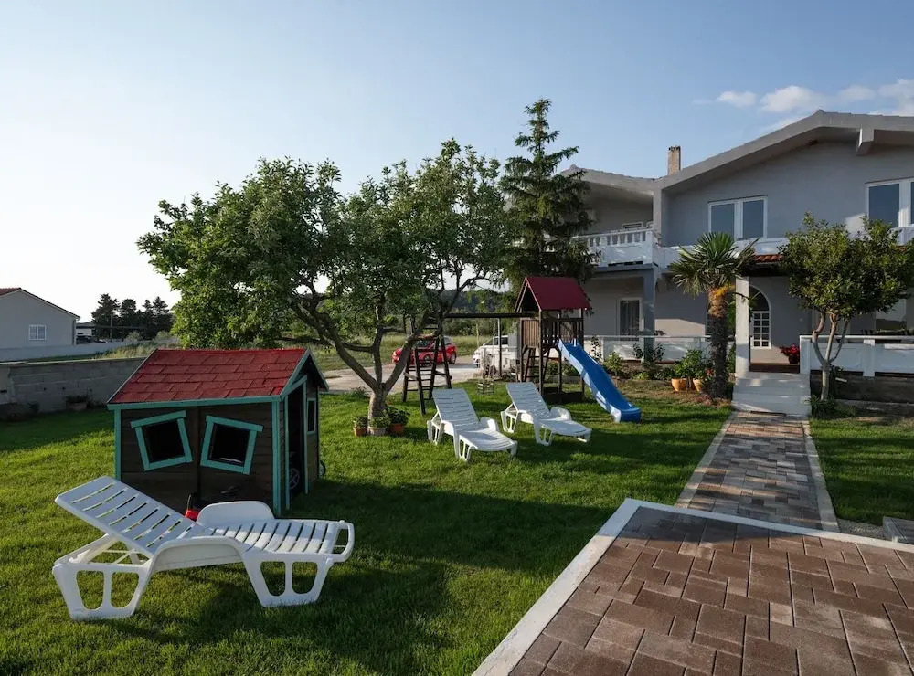 House Rose with Garden and Pool