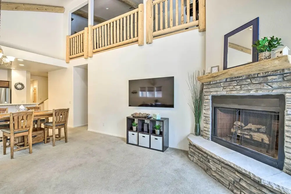 Deck & Gas Grill: Spacious Pinetop Cabin