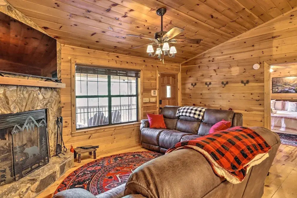 Cozy Cherry Log Cabin ~ 10 Mi to Mercier Orchards