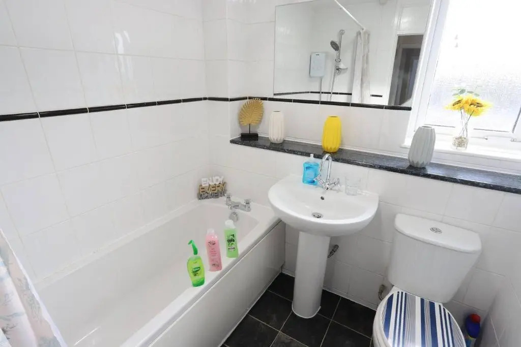 Family and Contractors HS2 NEC Airport 3beds Homebase