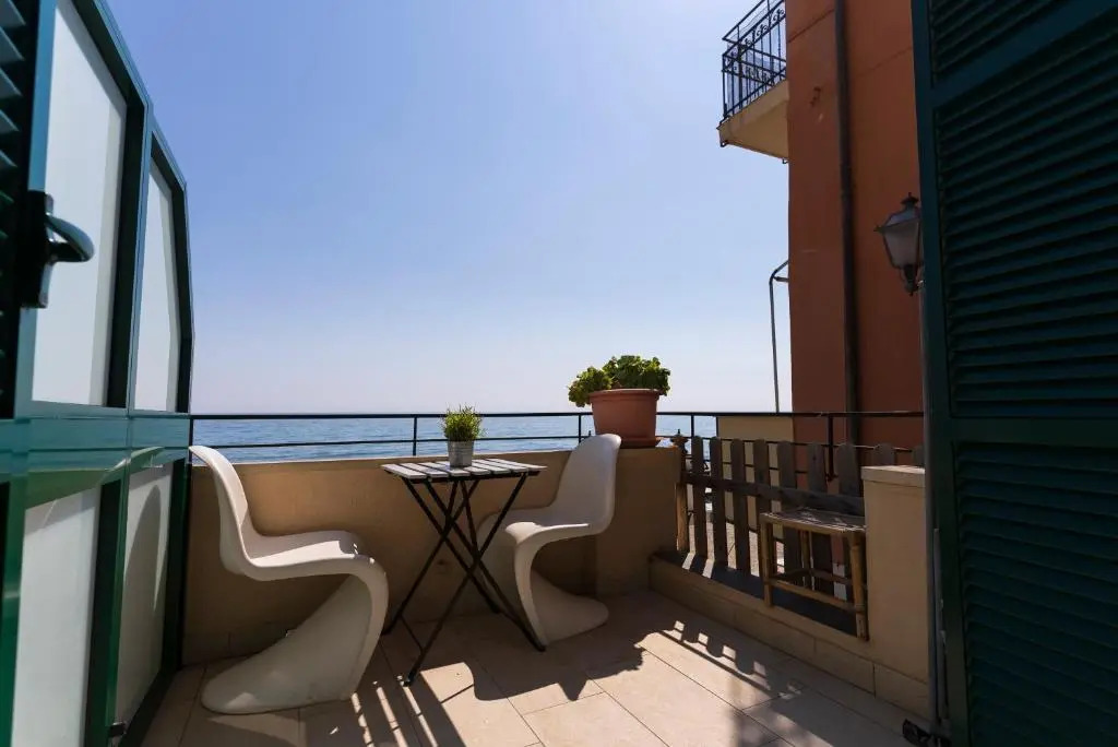 appartamento fronte mare con terrazzo