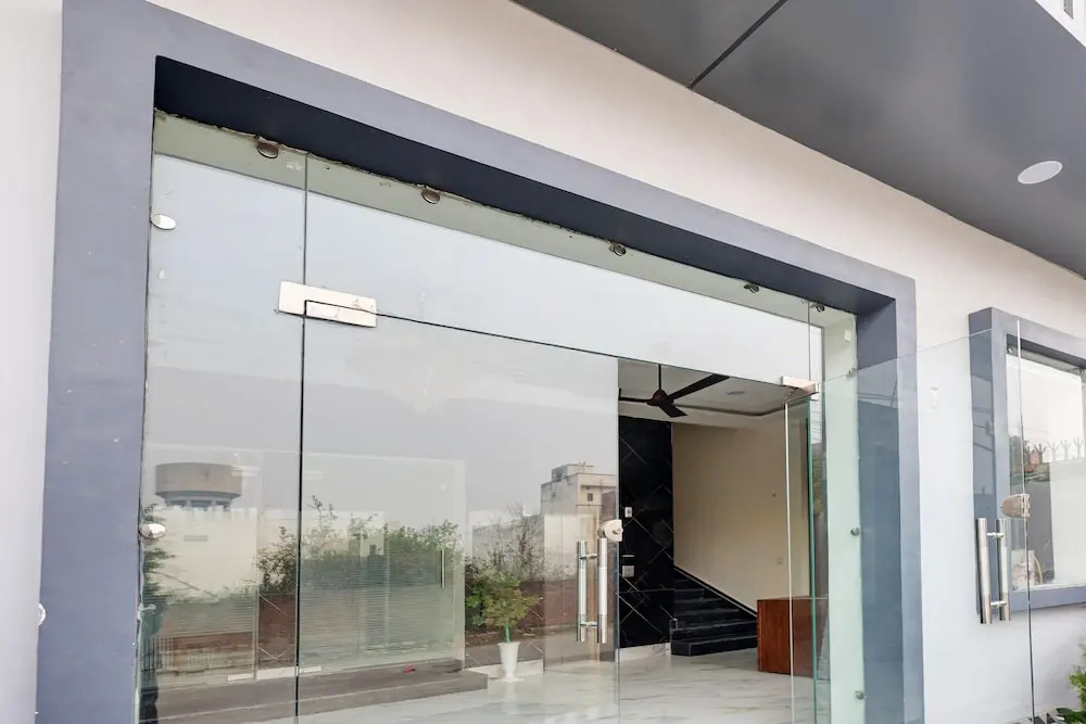 Deluxe Super Townhouse by OYO GT Road