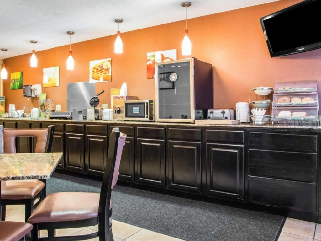 AmericInn by Wyndham Mosinee Central Wisconsin Airport