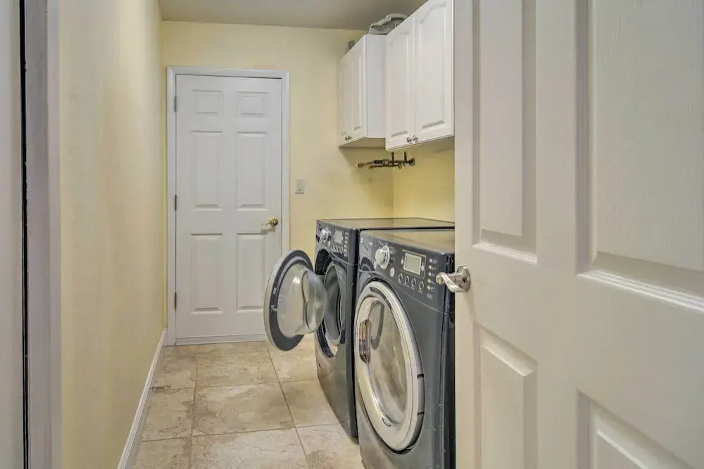 4 Mi to Beach: Gem w/ Pool & Lanai in Seminole!