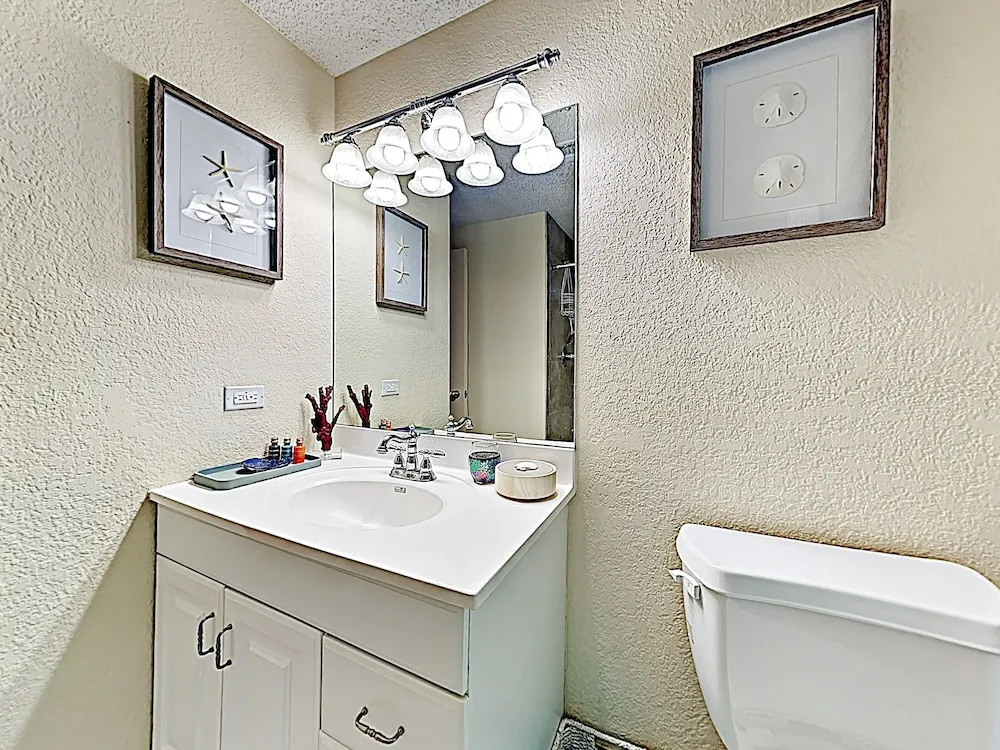 New Listing! Posh W/ Pool - Steps To Beach 2 Bedroom Condo