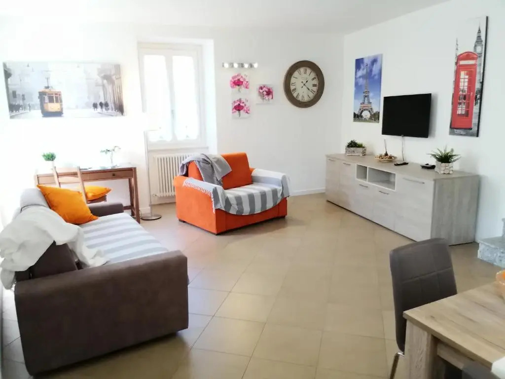 BELLAGIO DREAMS APT, pool, with private garden, near lake