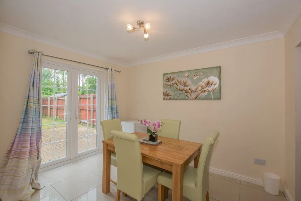 Modern 4 Bedroom Detached House in Cardiff