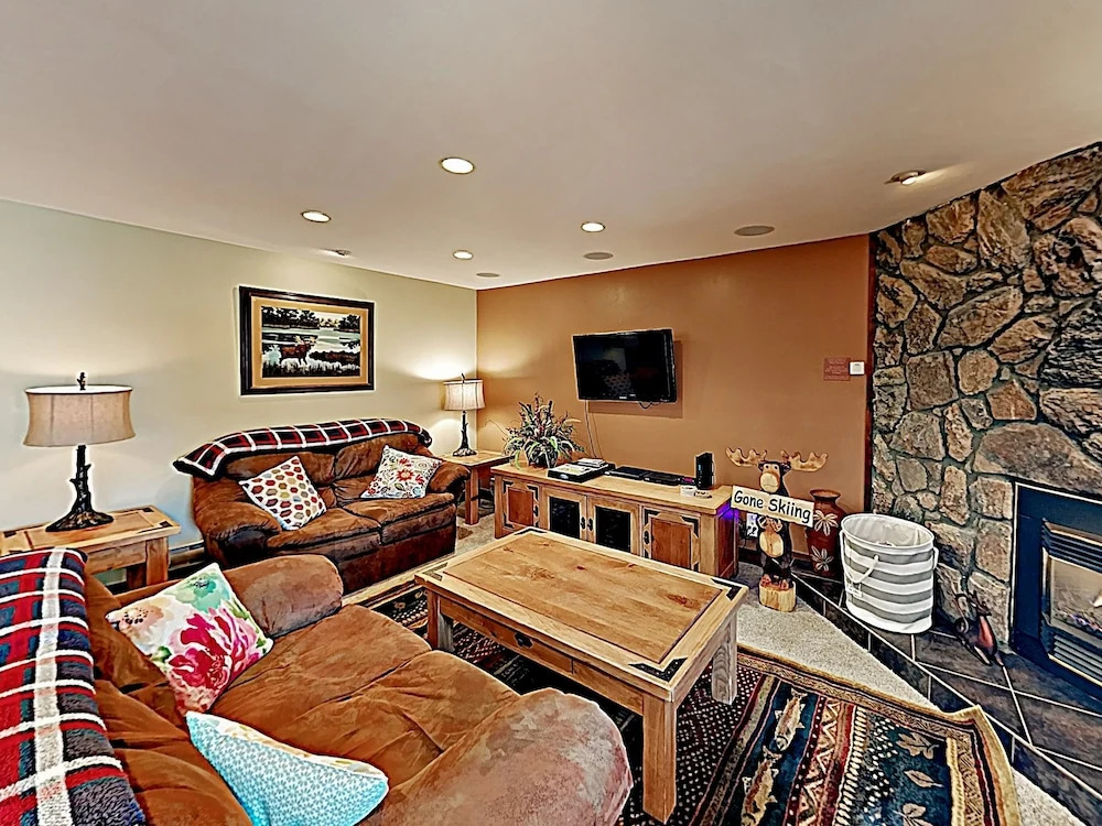 Downtown Marvel W/ Pool & Hot Tubs - Walk To Lifts! 2 Bedroom Condo