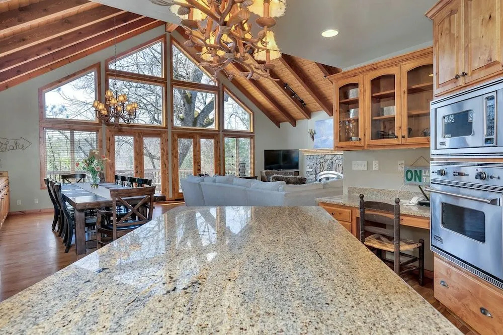 Bass Lake Beauty! 4 BDR Sleeps 16, Lakefront Views