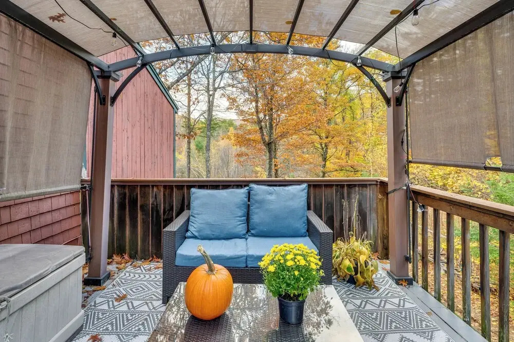 White Mountains Home w/ Hot Tub - Walk to Town!