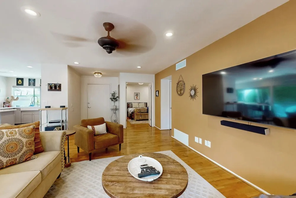 3BR House w/ Private Pool & Gas Grill