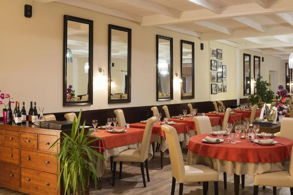 Logis Hôtel Restaurant Les Cèdres