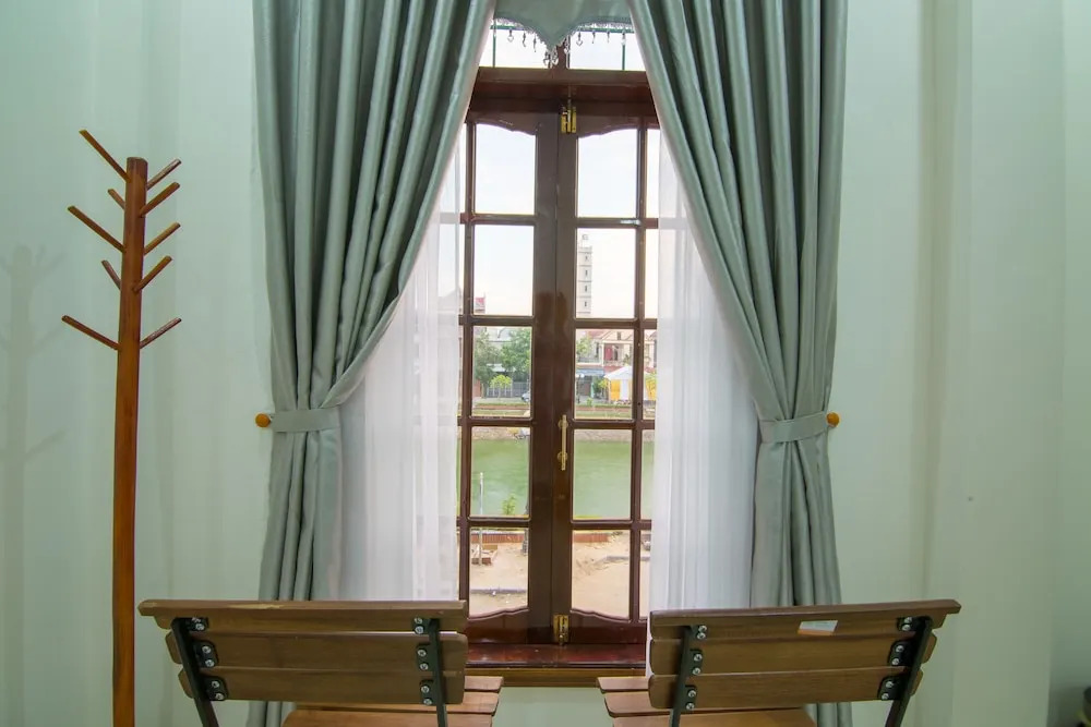 Au Lac Bar & Hostel