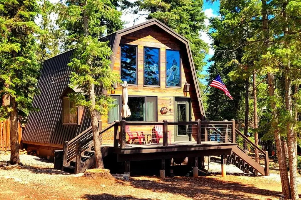 Cozy Cabin Near Bryce and Zion sleeps 4 adults