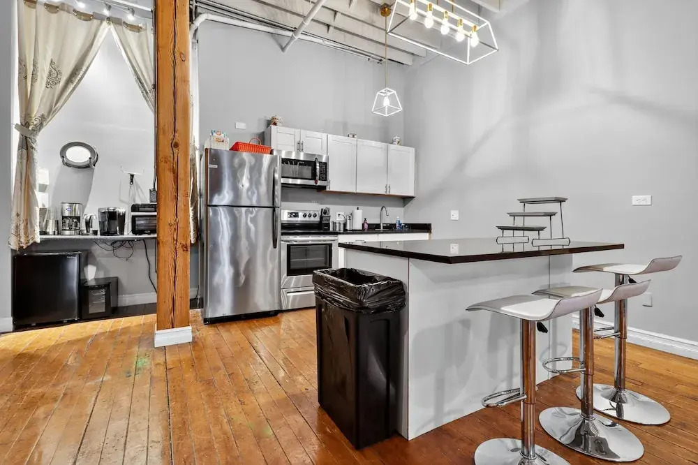 Huge 'man Cave' 2 Mins From Downtown Detroit 1 Bedroom Apts