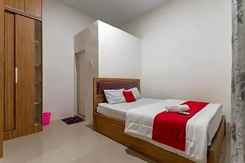 RedDoorz near Brastagi Supermarket Medan