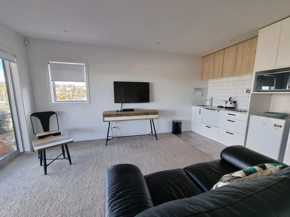 Fabulous Milford 1BR With Views & SkyTV