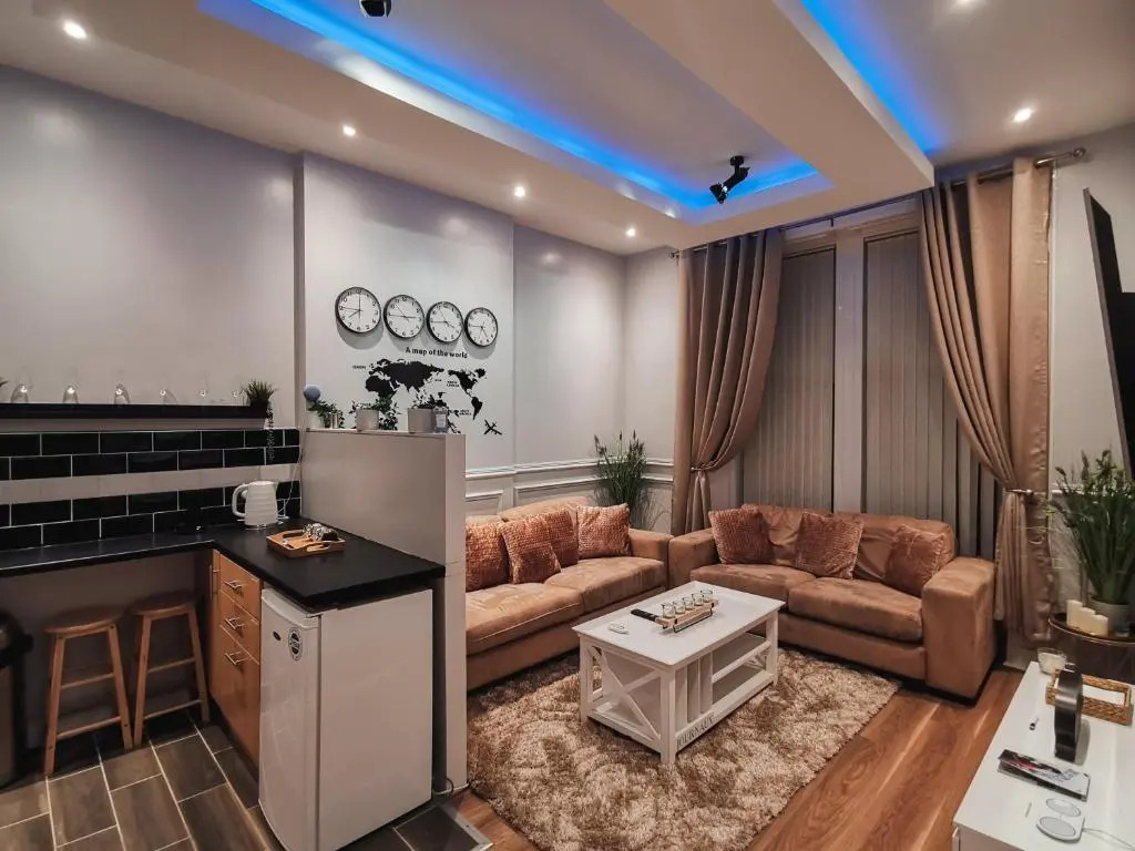 3 Bed Apartment in the Heart of Westend of Glasgow (Adults Only)