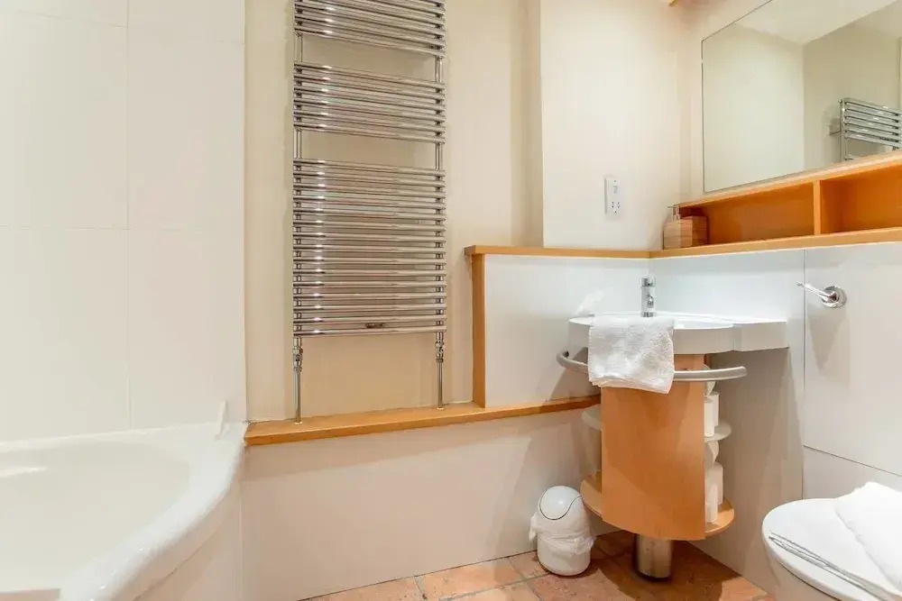 City Centre Main Door Apartment: 5 Mins Walk to Princes St