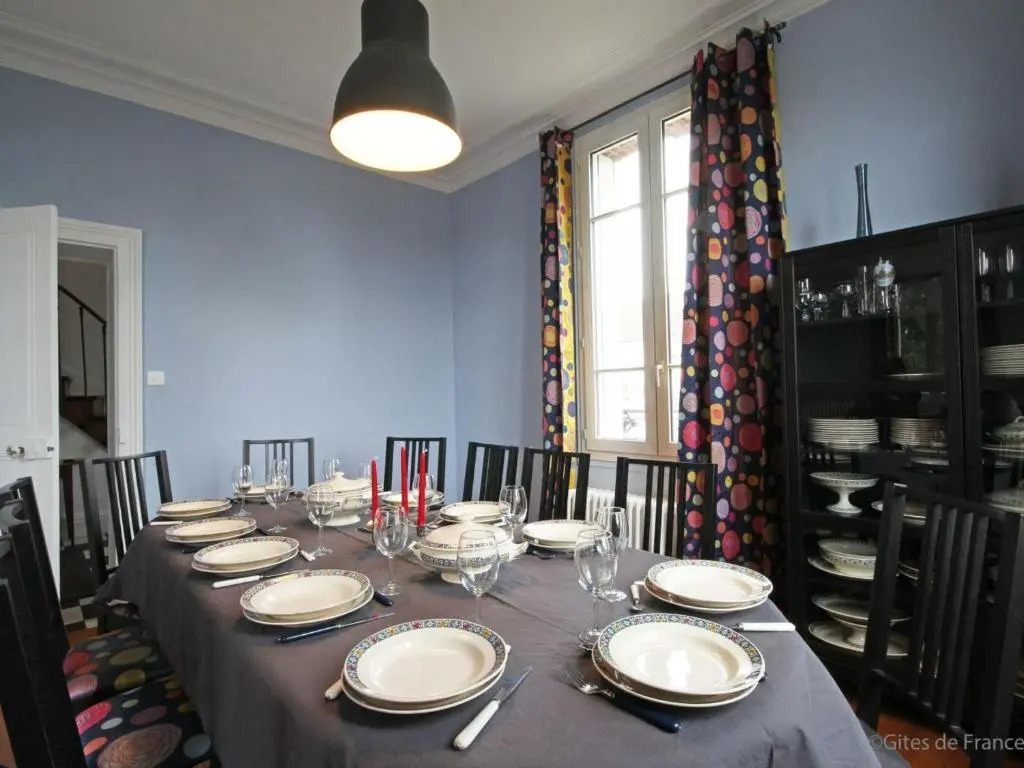 Maison de maître 19ème siècle avec grand parc et 5 chambres, tout inclus, à LAigle - FR-1-497-57