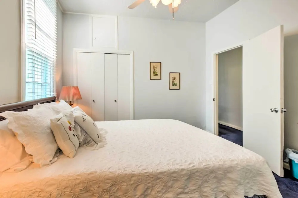 Historic Galveston Apartment - 1 Mi to The Strand!