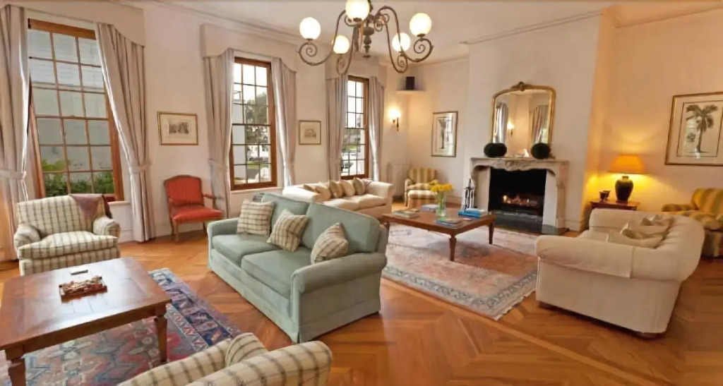 Oscars Waterfront Boutique Hotel