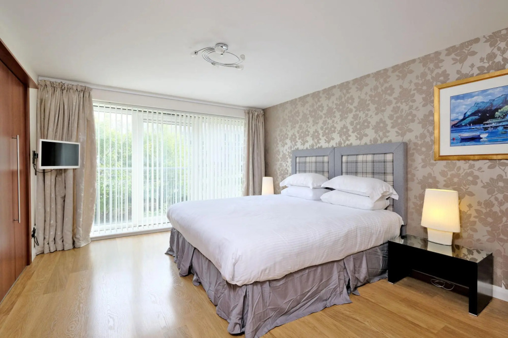 Deluxe and Secure Apartment Close to Aberdeen City Centre