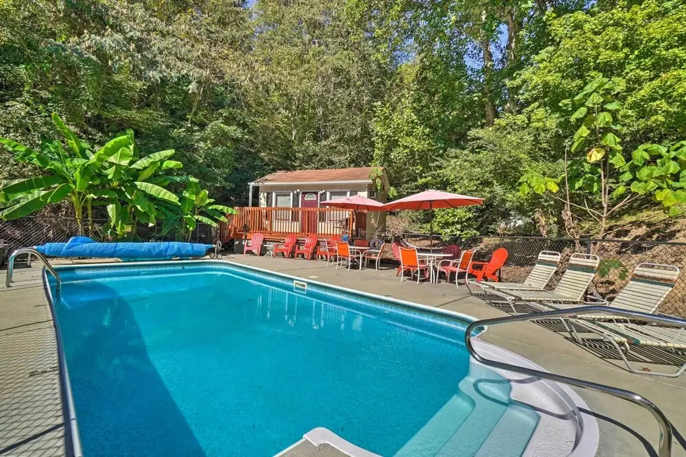 ~ 1 Mi to Dollywood: Home w/ Hot Tub & Grill