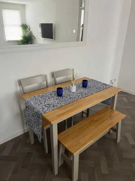 Town centre property with parking/100m from castle