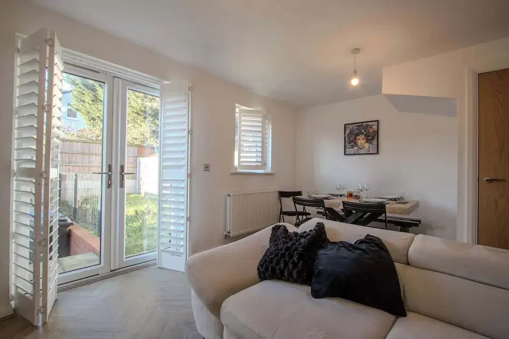 Modern 2-bed House In Swinton - Private Parking