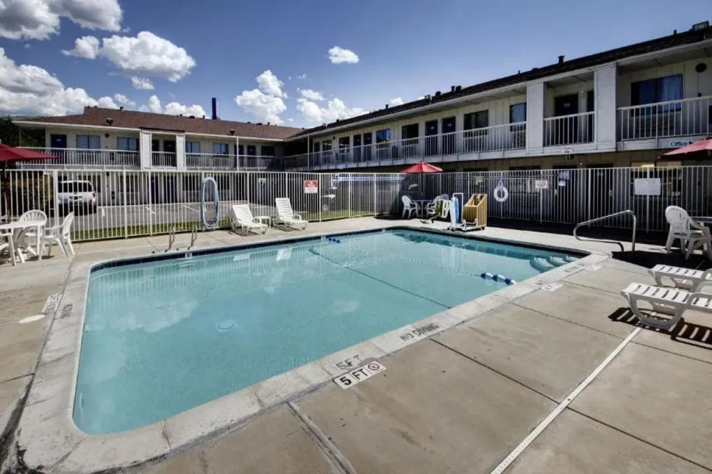 Super 8 by Wyndham Woods Cross - Salt Lake City North
