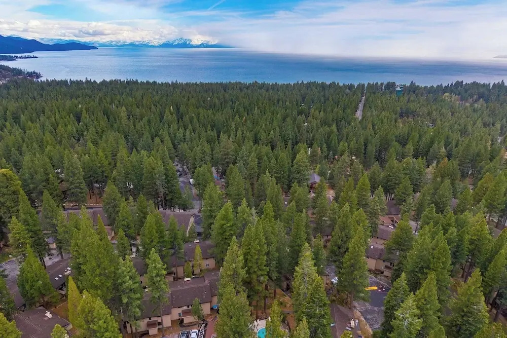 Ski Way by Avantstay Cozy Tahoe Home w/ Fireplace & Balcony