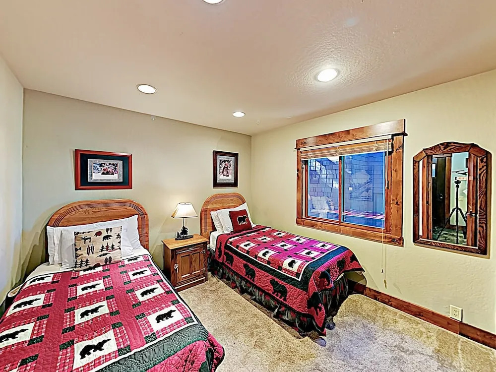 All-season Mountain Getaway W/ Pools & Hot Tubs 2 Bedroom Condo