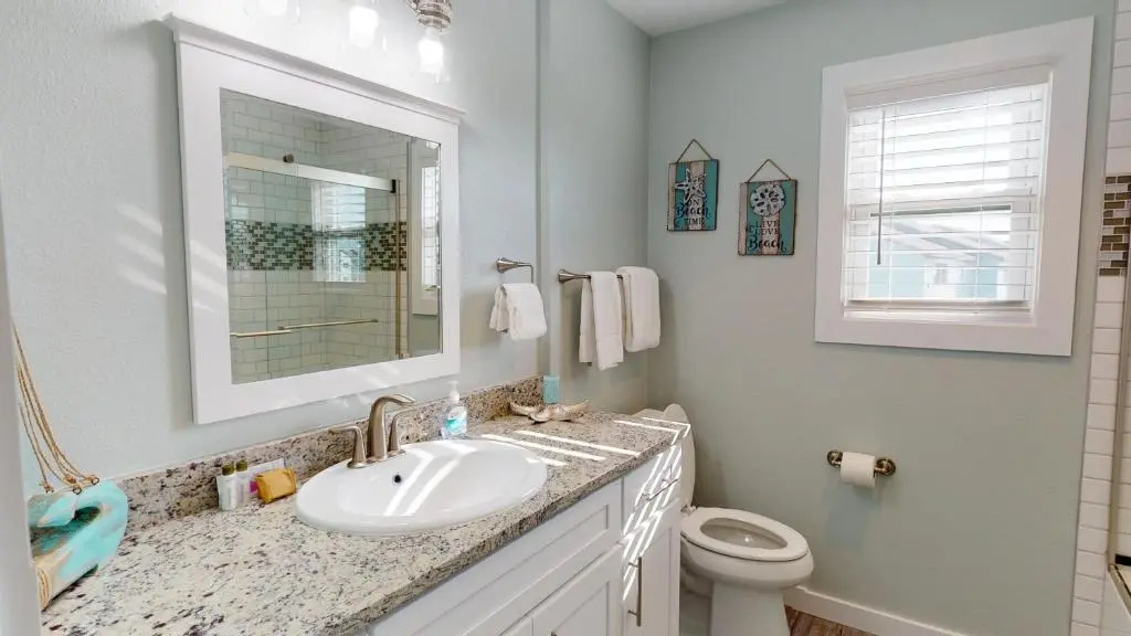 AH-C208 Newly Remodeled, 2nd Floor Condo with Nautical Theme, Great location in town