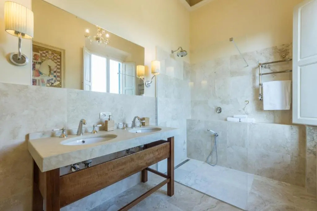 3bdrm luxury Apartment in Tuscan Villa,Private Estate, shared Swimmingpool