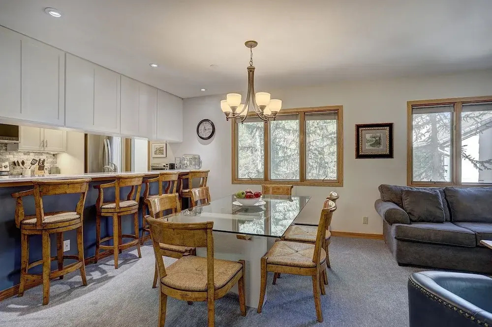 Newly Remodeled Spacious 1 Bedroom 1 Condo by RedAwning