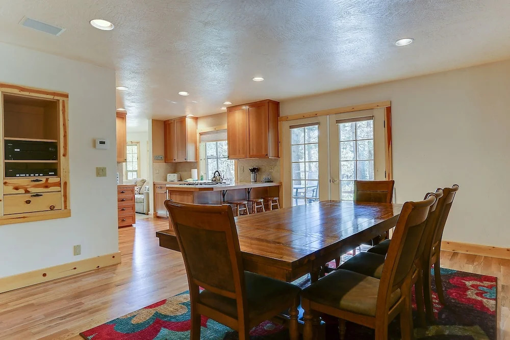 3 Mt Baker Peaceful Lodge Style Home with Private Hot Tub and BBQ on the Patio by RedAwning