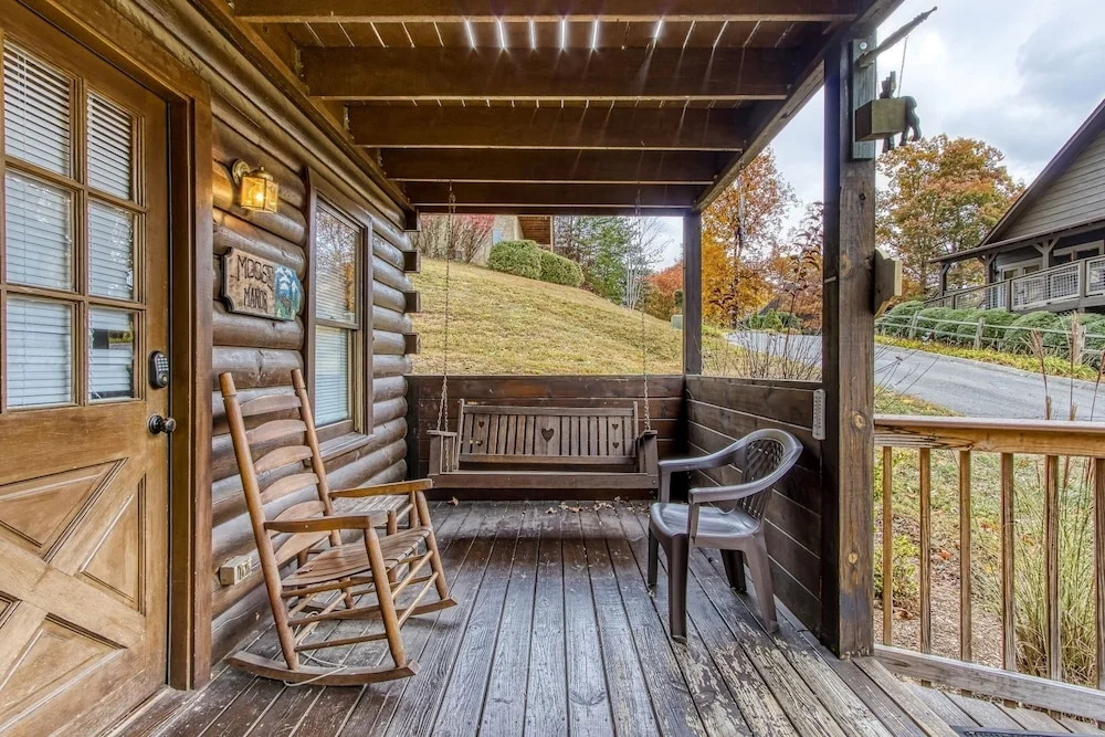 ER13 - Moose Manor Great location - Close to town! cabin