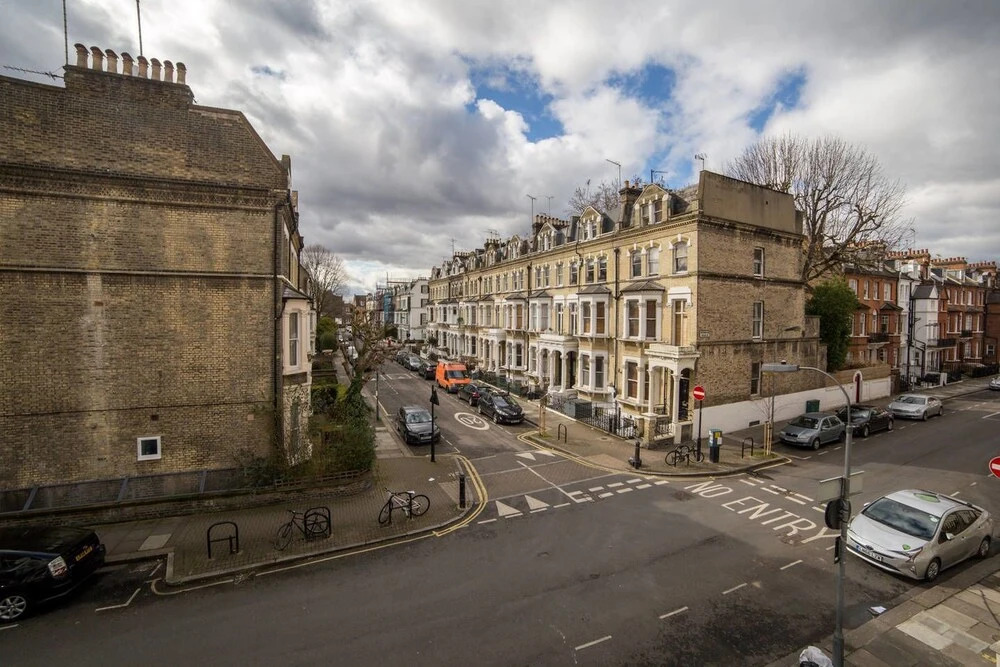 Bright 2 Bed in West Kensington W/balcony