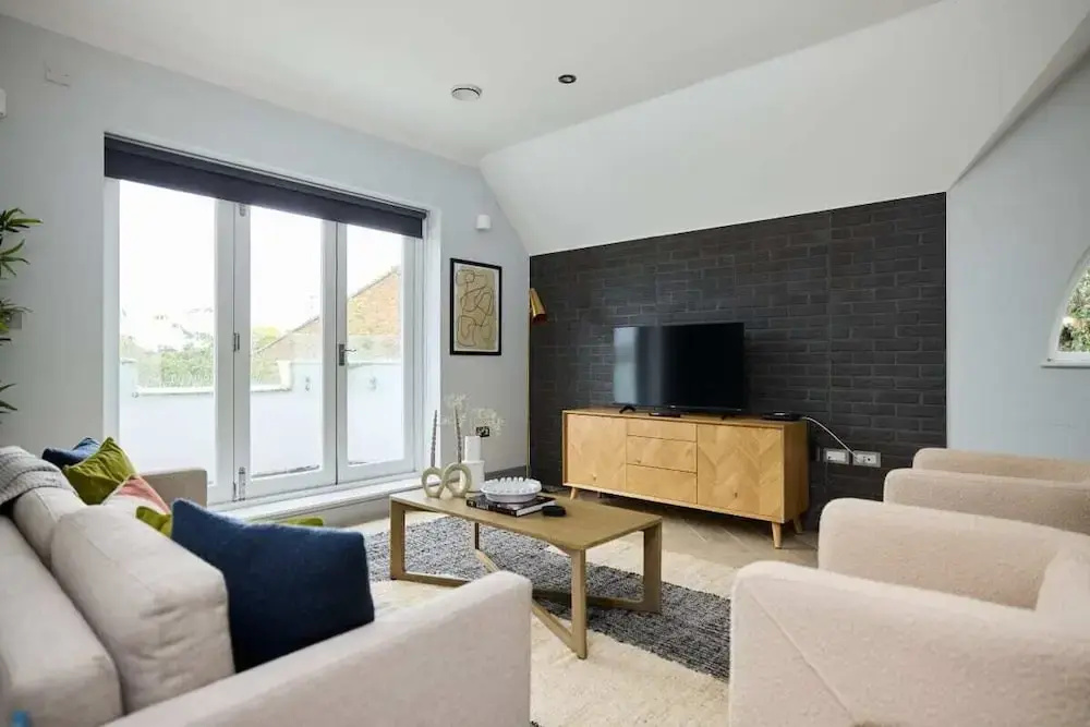 The Woodborough Place - Beckoning 2bdr Flat With Balcony