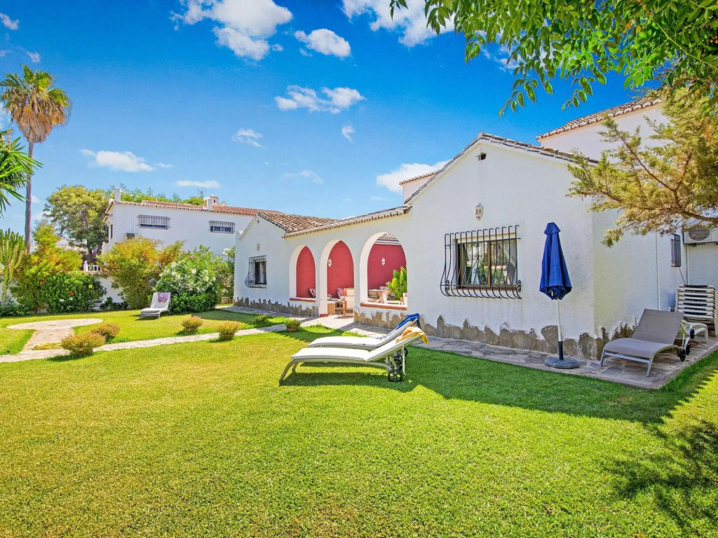 Superb beachfront villa with guest house 50m opposite