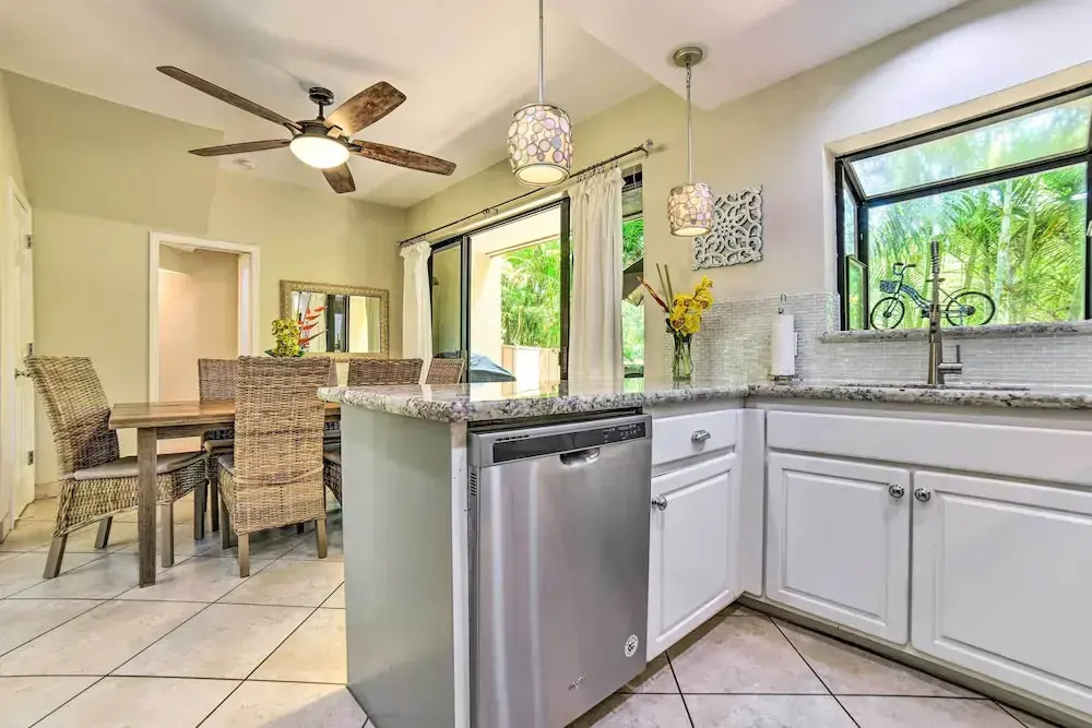 Bright & Airy Lahaina Condo - Walk to Beach!
