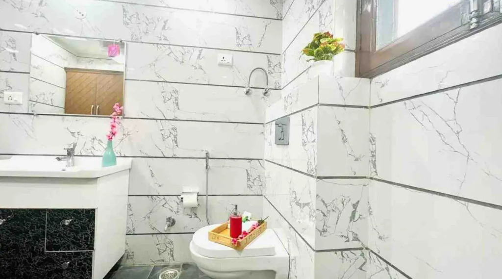 Bluo 2Bhk Patparganj- Balcony, Parking , Lift