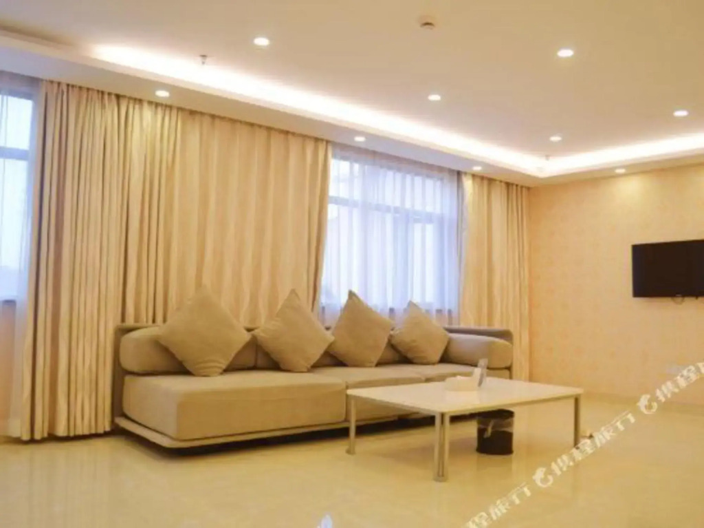 Q+ Bailing Ejia Business Hotel (Shanghai International Tourism Resort)