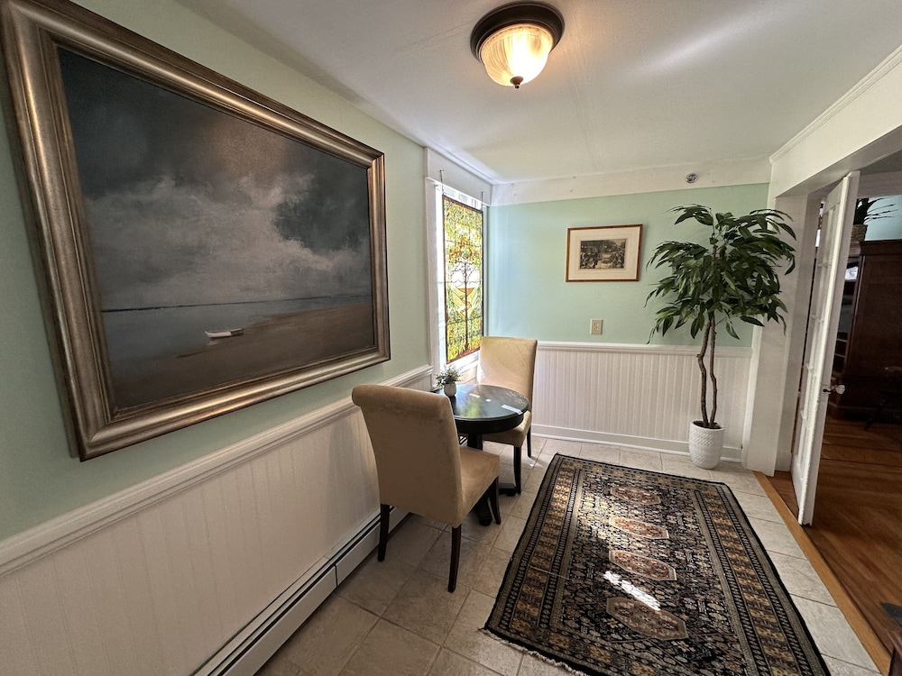 Open & Airy One Bedroom Suite in Downtown Newport #18 1 Home