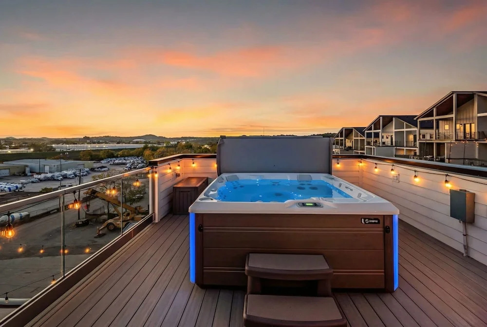 Disco Lounge Double Rooftop Hot Tub Nashville