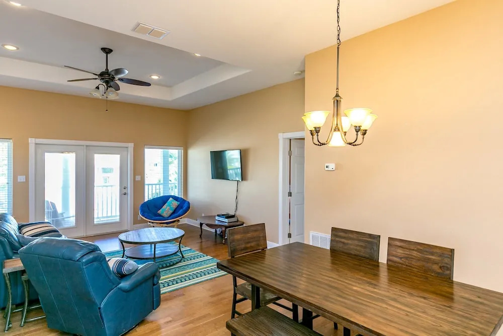 Walk To Beach! 3br, 3ba In Royal Sands With Access To 2 Pool 3 Bedroom Home