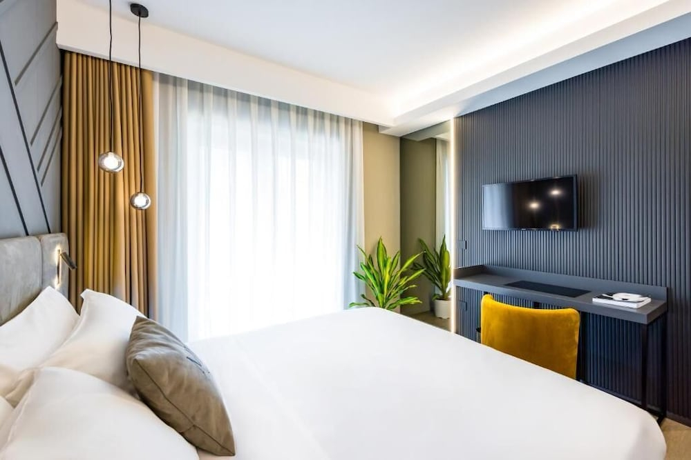 MH SUITES Plebiscito