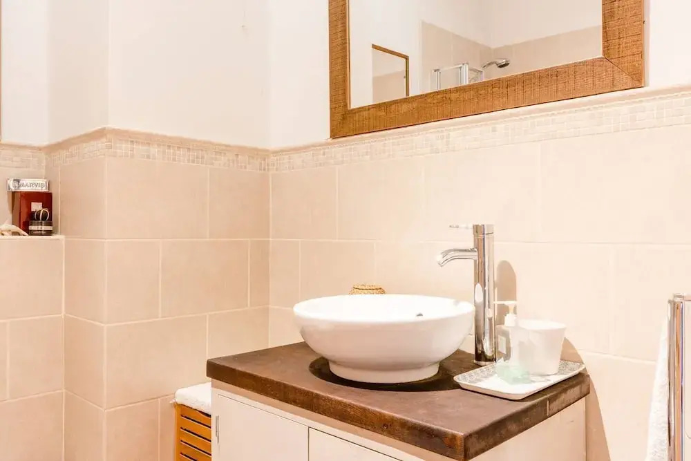 Elegant 2 Br Apartment in W/Garden, Fits 6
