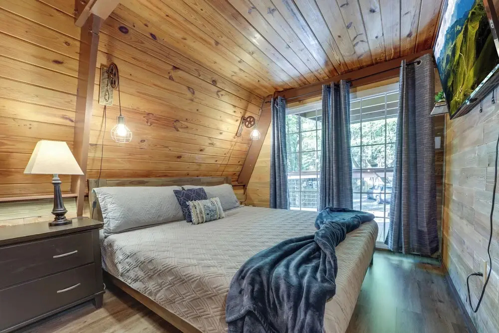 Cabin w/ Hot Tub: 2 Mi to Downtown Gatlinburg!